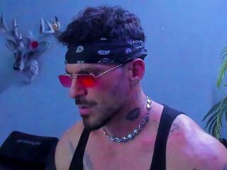 Dennis Cox — 在 flirt4free 直播的网络摄像头模特