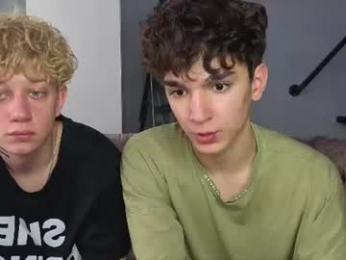 em_chipsi — 在 chaturbate 直播的网络摄像头模特