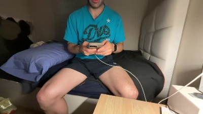 WhiteAndHairy — 在 cam4 直播的网络摄像头模特