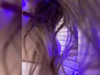 Jade8887 — 在 bongacams 直播的网络摄像头模特