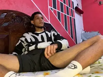 tanned_boy — 在 stripchat 直播的网络摄像头模特