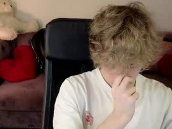 curly_twinkboy — 在 chaturbate 直播的网络摄像头模特