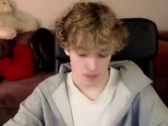 curly_twinkboy — 在 chaturbate 直播的网络摄像头模特