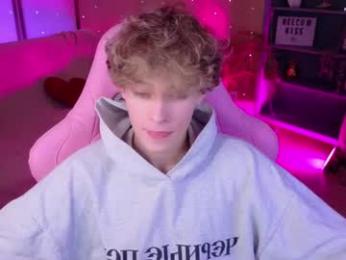 curly_twinkboy — 在 chaturbate 直播的网络摄像头模特