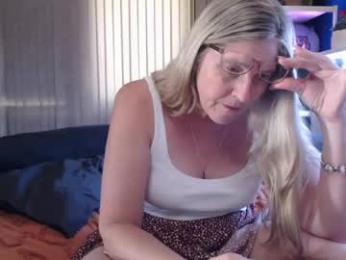 total_aussie_milfs — Chaturbate stream photo (Apr 2026)