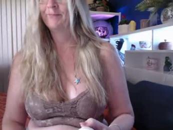 total_aussie_milfs — Chaturbate stream photo (Apr 2026)
