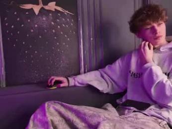 curlytwinkboy — 在 chaturbate 直播的网络摄像头模特
