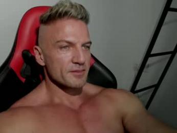 fuckinghotman — 在 chaturbate 直播的网络摄像头模特