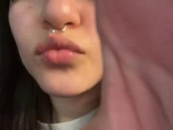 kikilove15 — 在 chaturbate 直播的网络摄像头模特