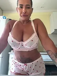 Safia_dz — 在 stripchat 直播的网络摄像头模特