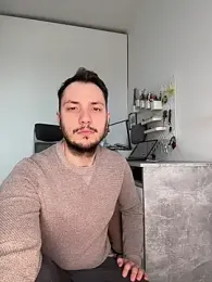 Lovebackground — 在 stripchat 直播的网络摄像头模特