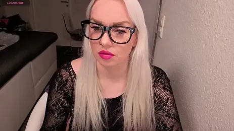 MIA-XXX — 在 stripchat 直播的网络摄像头模特