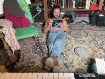 straightishd — Chaturbate stream photo (Apr 2026)