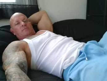 strongandhard073 — 在 chaturbate 直播的网络摄像头模特