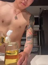 kux_llmo6 — 在 stripchat 直播的网络摄像头模特