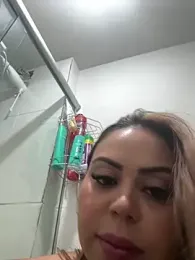 lariic — 在 stripchat 直播的网络摄像头模特