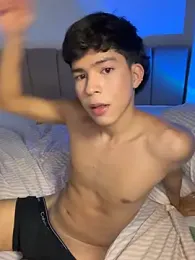 GoldenBenn — Stripchat stream photo (Sep 2026)