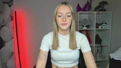 EvelynBlond — Cam4 stream photo (Feb 2026)