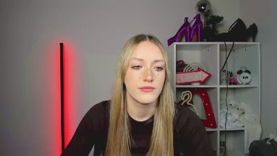 EvelynBlond — Cam4 stream photo (Apr 2026)