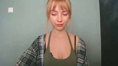 LuciaAdorable — Cam4 stream photo (Mar 2026)