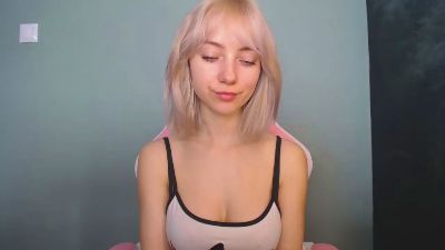 LuciaAdorable — Cam4 stream photo (Mar 2026)