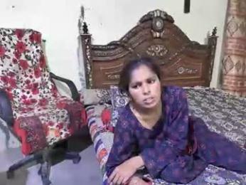 zoyakhan803 — 在 chaturbate 直播的网络摄像头模特