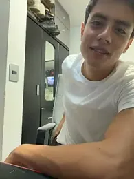 Fernandoroddd — 在 stripchat 直播的网络摄像头模特