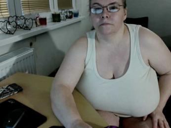 Bessy123 — 在 bongacams 直播的网络摄像头模特