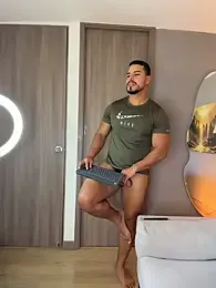 ApoloMakris — 在 stripchat 直播的网络摄像头模特