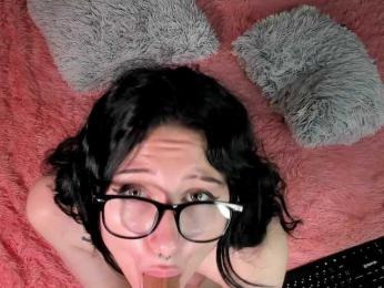 GlitchDoll — 在 bongacams 直播的网络摄像头模特