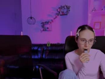 mona_cloud — Chaturbate stream photo (Apr 2026)