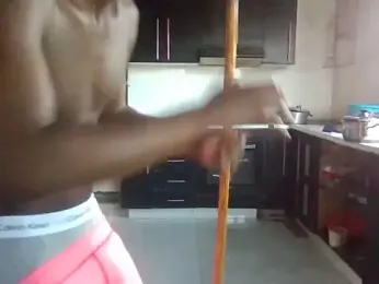 roro_thehoe — Stripchat stream photo (Feb 2026)