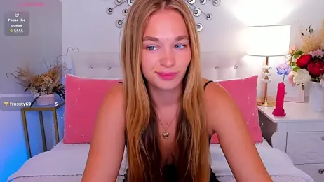 YangLola — Stripchat stream photo (Aug 2026)