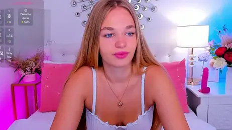YangLola — Stripchat stream photo (Aug 2026)