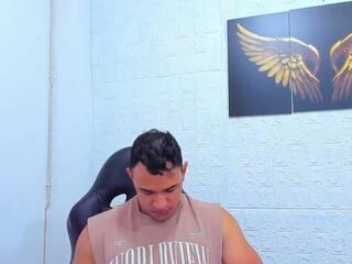 Aaron Velour — 在 flirt4free 直播的网络摄像头模特