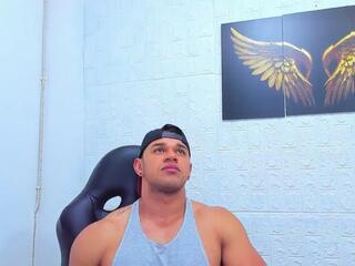 Aaron Velour — 在 flirt4free 直播的网络摄像头模特