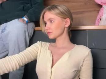 adele_nick2202 — 在 chaturbate 直播的网络摄像头模特