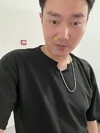 qqq-002 — 在 stripchat 直播的网络摄像头模特