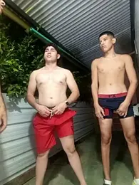 3hornys-straights — 在 stripchat 直播的网络摄像头模特