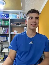 AdrianRinaldi — 在 stripchat 直播的网络摄像头模特