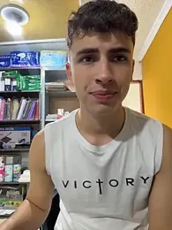 AdrianRinaldi — 在 stripchat 直播的网络摄像头模特