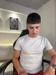 AdrianRinaldi — 在 stripchat 直播的网络摄像头模特