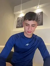 AdrianRinaldi — 在 stripchat 直播的网络摄像头模特