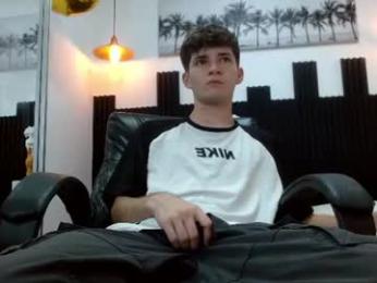 trevor_mob — 在 chaturbate 直播的网络摄像头模特