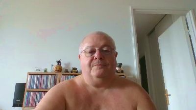 philou75xxx — Cam4 stream photo (Apr 2026)
