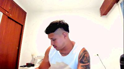 JohanSmith__ — 在 cam4 直播的网络摄像头模特