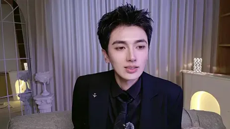 XIAOWEI-999 — 在 stripchat 直播的网络摄像头模特