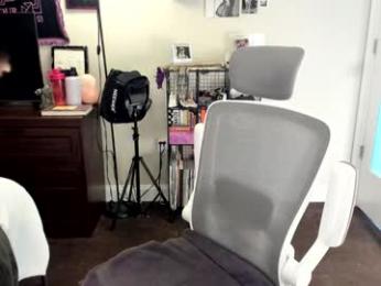 eve003300 — Chaturbate recorded stream image, 19.05.2025 22:00