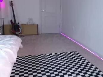 petitebrat — Chaturbate recorded stream screenshot (28 May 2025)