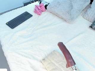 angie-roses — Camsoda recorded stream image, 01.06.2025 23:10